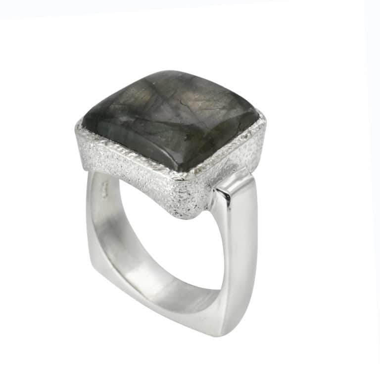 Ring with Labradorite (Purple) in 925 Silver