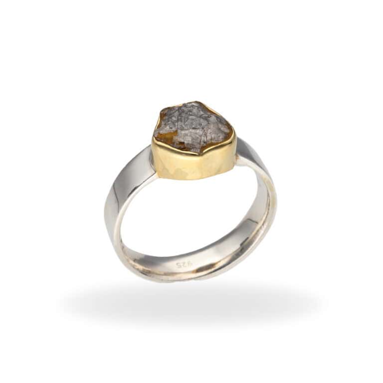 Ring mit Rohdiamant aus 925 Silber und vergoldeter Fassung – Bild 3