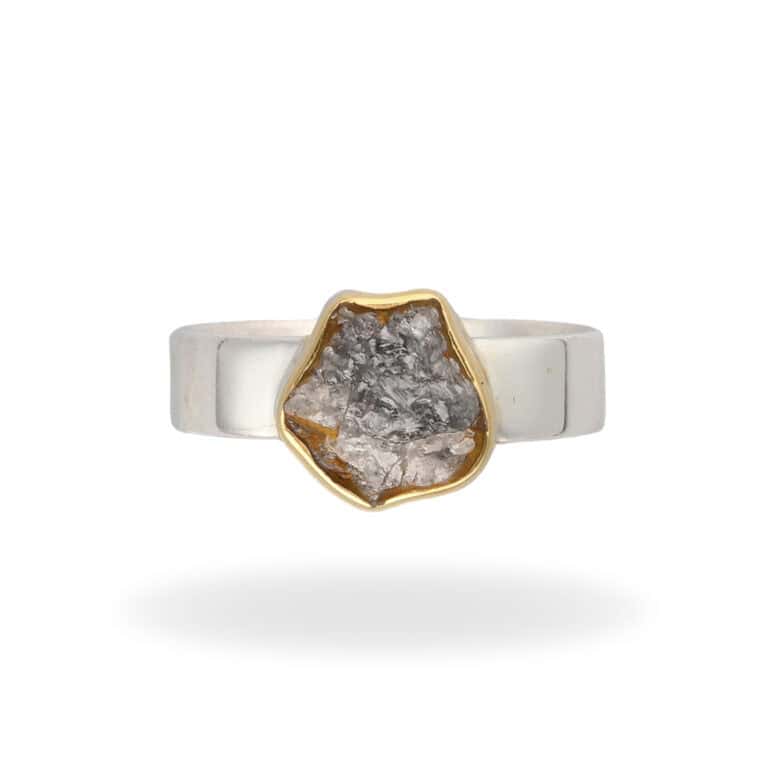 Ring mit Rohdiamant aus 925 Silber und vergoldeter Fassung – Bild 2